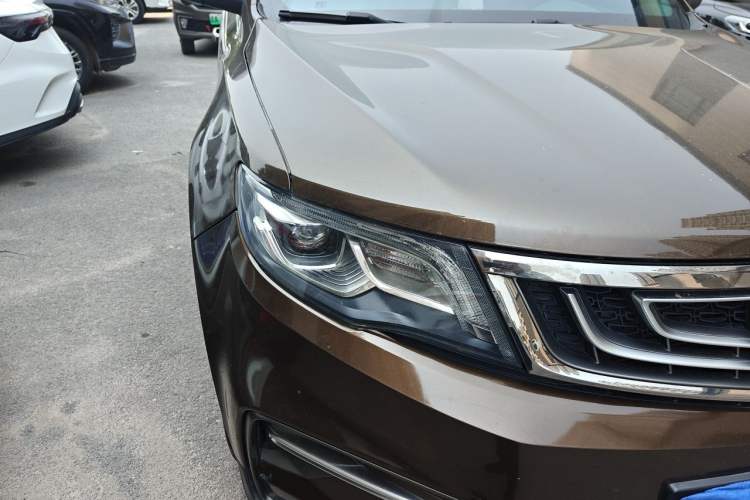 Used Geely Auto Emgrand X7 Sport 2018 1.8TD Automatic Two-Wheel Drive ZhiZun Model with 4G Connectivity Right Front Headlight