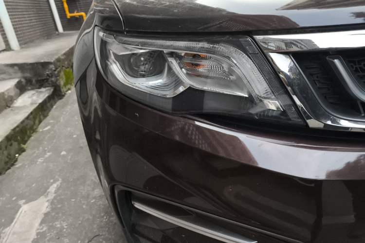 Used Geely Auto Emgrand X7 Sport 2018 1.8TD Automatic Two-Wheel Drive Smart Connect 4G Internet Edition Right Front Headlight