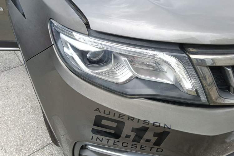 Used Geely Auto Emgrand X7 Sport 2018 1.8TD Automatic Two-Wheel Drive ZhiZun Model with 4G Connectivity Right Front Headlight