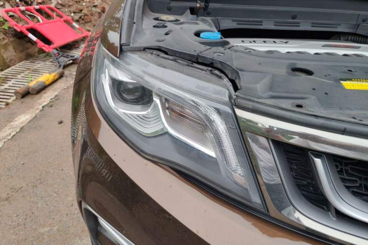 Used Geely Auto Emgrand X7 Sport 2018 1.8TD Automatic Two-Wheel Drive Smart 4G Connected Version Right Front Headlight