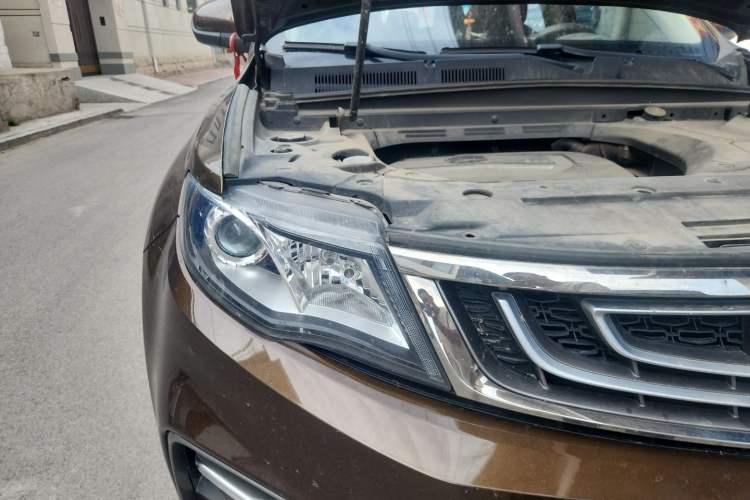 Used Geely Auto Emgrand X7 Sport 2018 2.0L Manual Two-Wheel Drive Zhiya Version Right Front Headlight