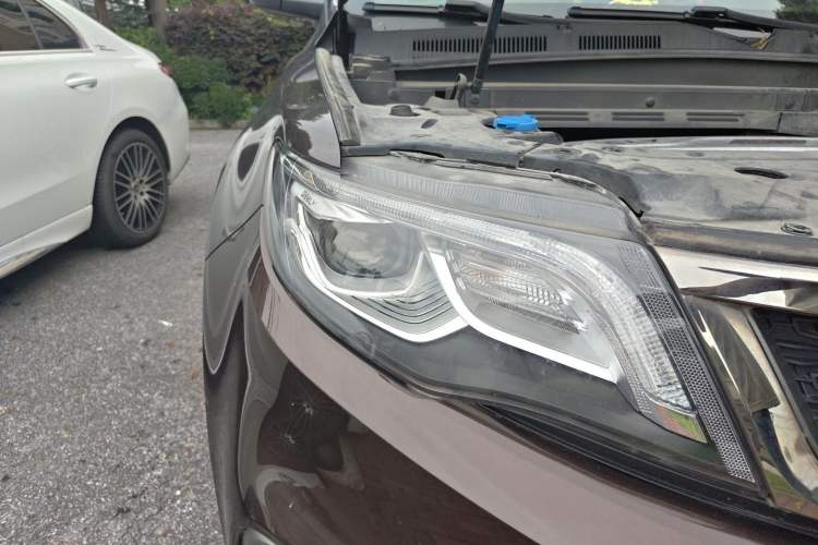 Used Geely Auto Emgrand X7 Sport 2018 1.8TD Automatic Two-Wheel Drive Smart Connect 4G Internet Edition Right Front Headlight