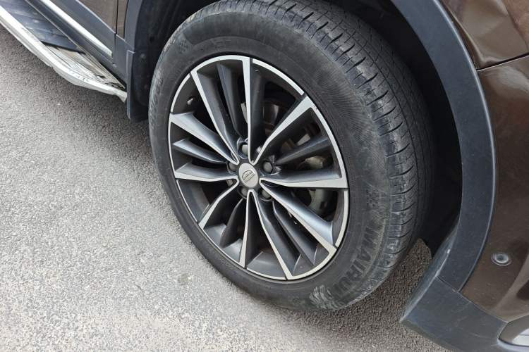 Used Geely Auto Emgrand X7 Sport 2018 1.8TD Automatic Two-Wheel Drive ZhiZun Model with 4G Connectivity Right Front Wheel Hub