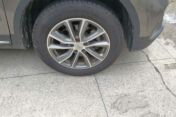 Used Geely Auto Emgrand X7 Sport 2018 1.8TD Automatic Two-Wheel Drive ZhiZun Model with 4G Connectivity Right Front Wheel Hub