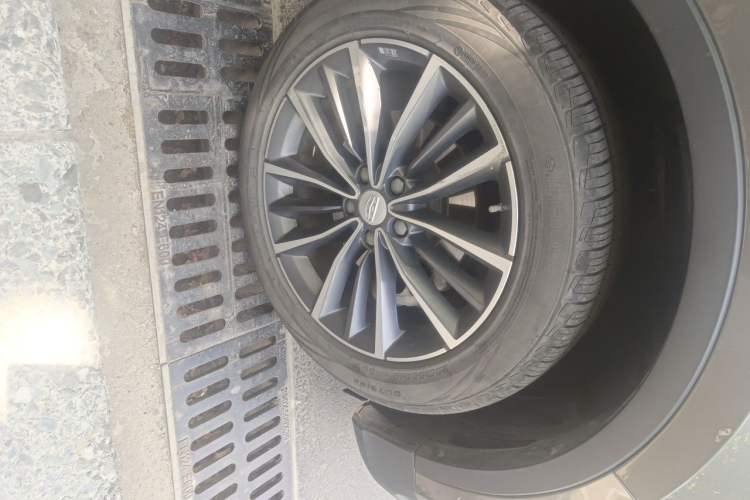 Used Geely Auto Emgrand X7 Sport 2018 1.8TD Automatic All-Wheel-Drive ZhiZun Model with 4G Connectivity Right Front Wheel Hub
