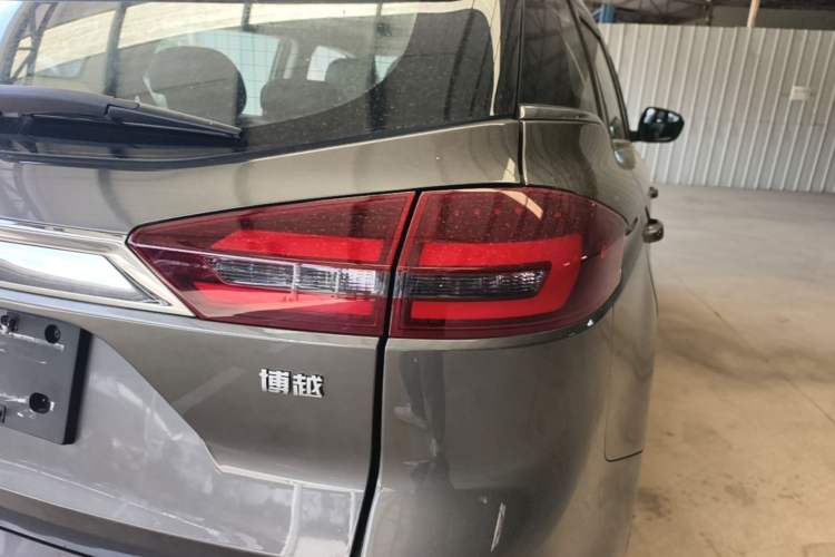 Used Geely Auto Emgrand X7 Sport 2018 1.8TD Automatic Two-Wheel Drive Smart Connect 4G Internet Edition Right Rear Taillight