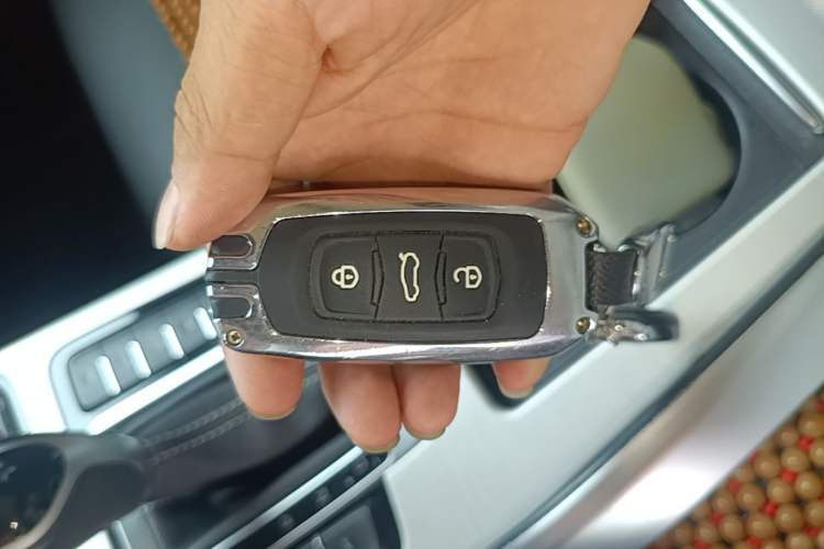 Used Geely Auto Emgrand X7 Sport 2018 1.8TD Automatic Two-Wheel Drive Smart 4G Connected Version Vehicle Key