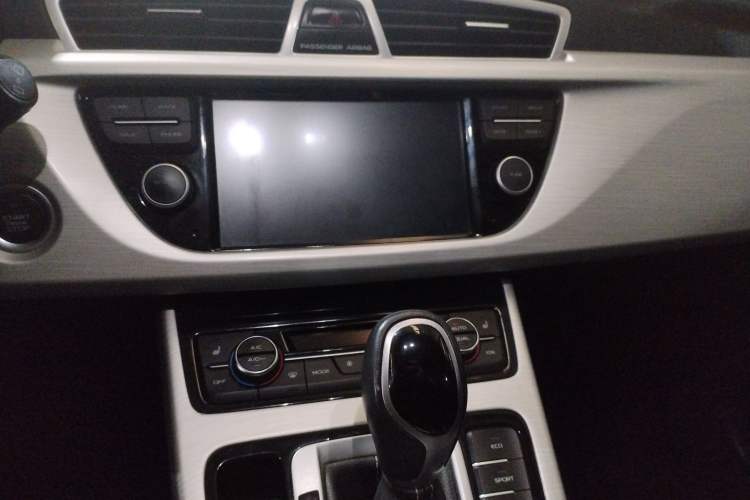 Used Geely Auto Emgrand X7 Sport 2018 1.8TD Automatic Two-Wheel Drive Smart Connect 4G Internet Edition Audio And AC Panel