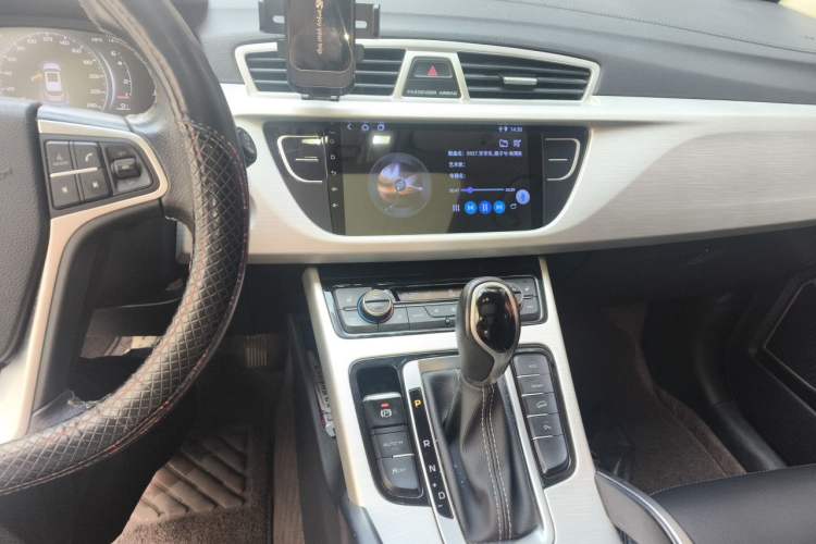 Used Geely Auto Emgrand X7 Sport 2018 Revised Version 1.8TD Automatic Two-Wheel Drive Smart Connectivity 4G-Enabled Edition Audio And AC Panel