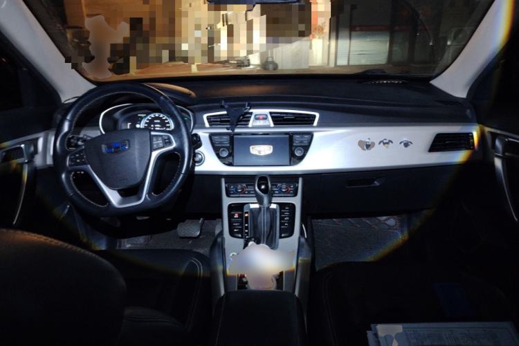 Used Geely Auto Emgrand X7 Sport 2018 1.8TD Automatic Two-Wheel Drive Smart Connect 4G Internet Edition Center Console