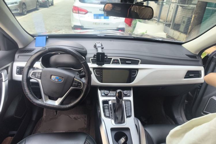 Used Geely Auto Emgrand X7 Sport 2018 Revised Version 1.8TD Automatic Two-Wheel Drive Smart Connectivity 4G-Enabled Edition Center Console
