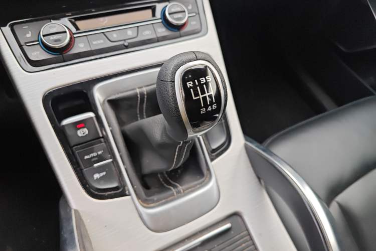 Used Geely Auto Emgrand X7 Sport 2018 1.8TD Manual Two-Wheel Drive Smart Connect 4G Internet Edition Gear Lever