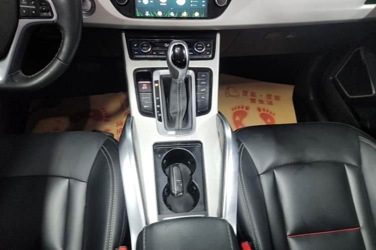 Used Geely Auto Emgrand X7 Sport 2018 1.8TD Automatic Two-Wheel Drive Smart Connect 4G Internet Edition Gear Lever