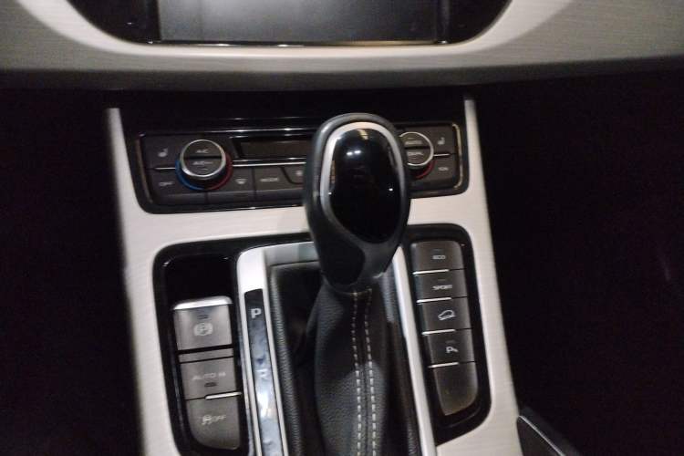 Used Geely Auto Emgrand X7 Sport 2018 1.8TD Automatic Two-Wheel Drive Smart Connect 4G Internet Edition Gear Lever