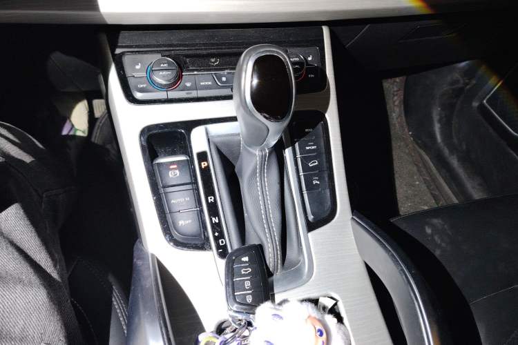 Used Geely Auto Emgrand X7 Sport 2018 1.8TD Automatic Two-Wheel Drive Smart Connect 4G Internet Edition Gear Lever