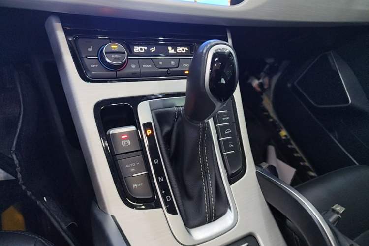 Used Geely Auto Emgrand X7 Sport 2018 1.8TD Automatic Two-Wheel Drive Smart Connect 4G Internet Edition Gear Lever