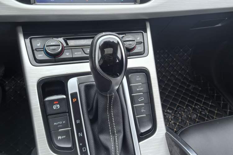 Used Geely Auto Emgrand X7 Sport 2018 1.8TD Automatic Two-Wheel Drive Smart Connect 4G Internet Edition Gear Lever