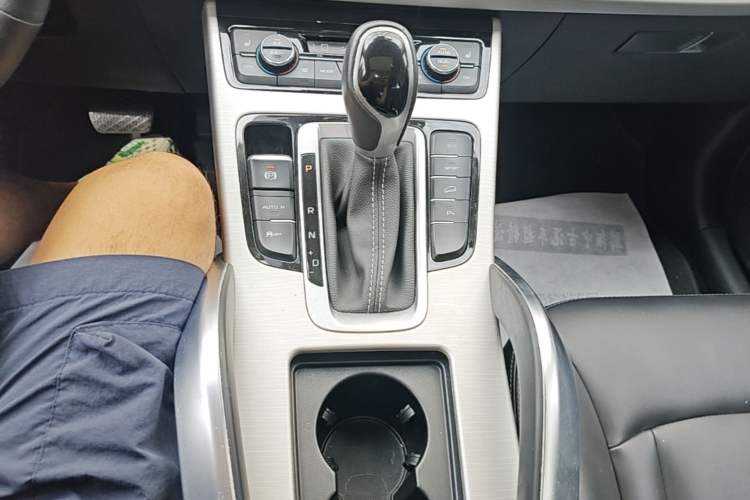 Used Geely Auto Emgrand X7 Sport 2018 1.8TD Automatic Two-Wheel Drive Smart 4G Connected Version Gear Lever