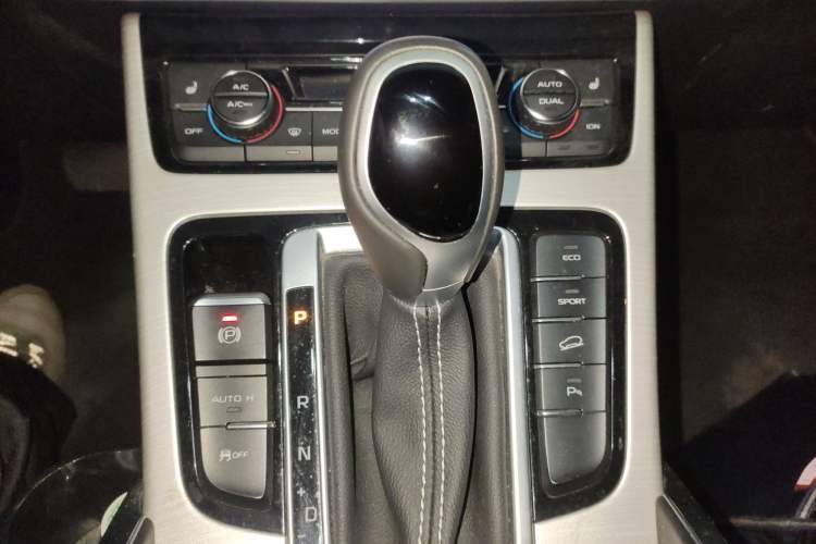 Used Geely Auto Emgrand X7 Sport 2018 1.8TD Automatic Two-Wheel Drive Smart 4G Connected Version Gear Lever