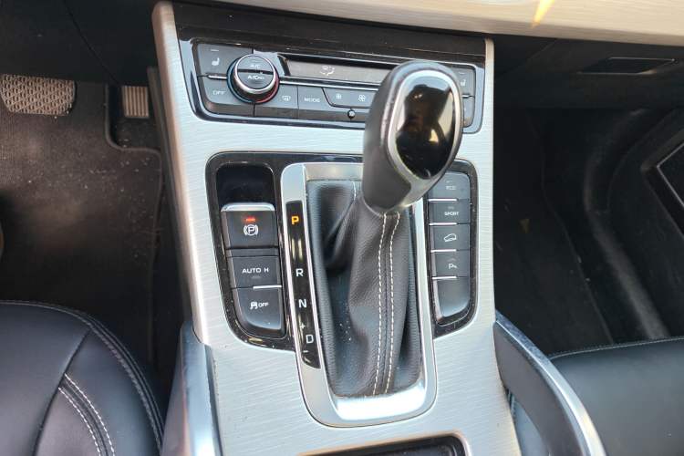 Used Geely Auto Emgrand X7 Sport 2018 1.8TD Automatic Two-Wheel Drive Smart Connect 4G Internet Edition Gear Lever