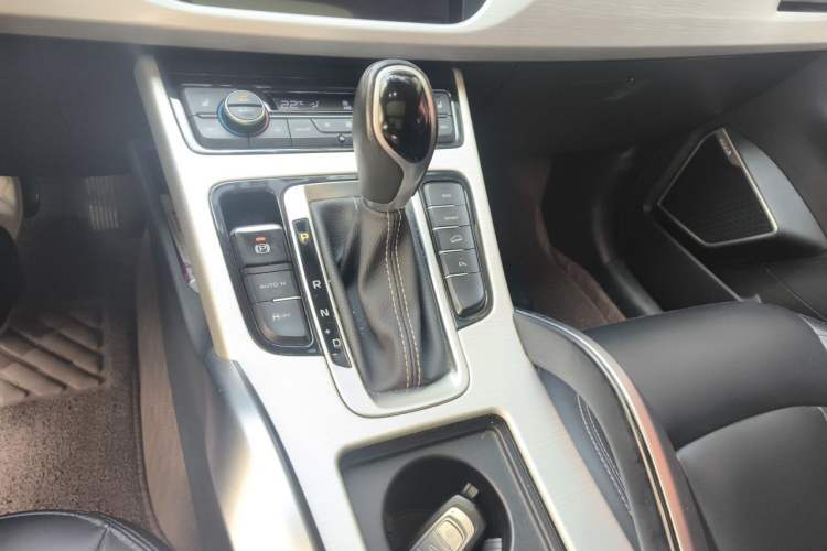 Used Geely Auto Emgrand X7 Sport 2018 Revised Version 1.8TD Automatic Two-Wheel Drive Smart Connectivity 4G-Enabled Edition Gear Lever