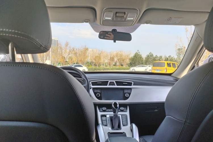 Used Geely Auto Emgrand X7 Sport 2018 1.8TD Automatic Two-Wheel Drive Smart Connect 4G Internet Edition Interior 3