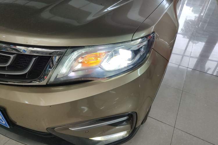 Used Geely Auto Emgrand X7 Sport 2018 1.8TD Automatic Two-Wheel Drive Smart Connect 4G Internet Edition Left Front Headlight