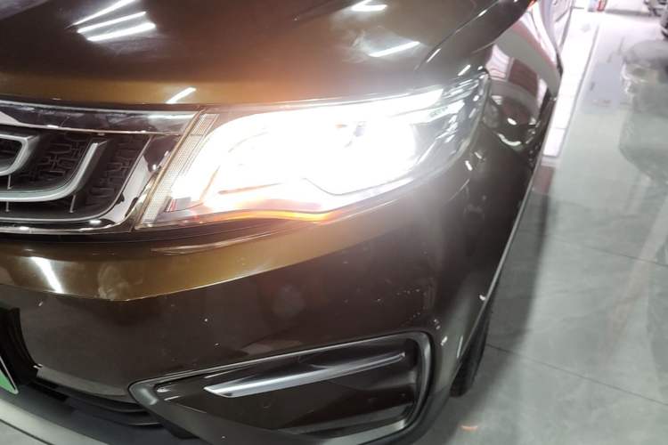 Used Geely Auto Emgrand X7 Sport 2018 1.8TD Automatic Two-Wheel Drive Smart Connect 4G Internet Edition Left Front Headlight
