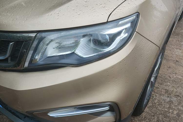 Used Geely Auto Emgrand X7 Sport 2018 1.8TD Automatic Two-Wheel Drive Smart Connect 4G Internet Edition Left Front Headlight