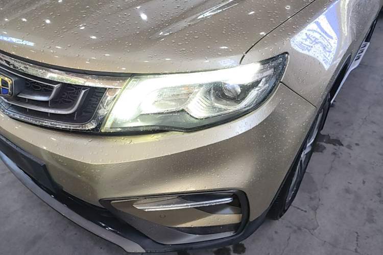 Used Geely Auto Emgrand X7 Sport 2018 1.8TD Automatic Two-Wheel Drive Smart Connect 4G Internet Edition Left Front Headlight