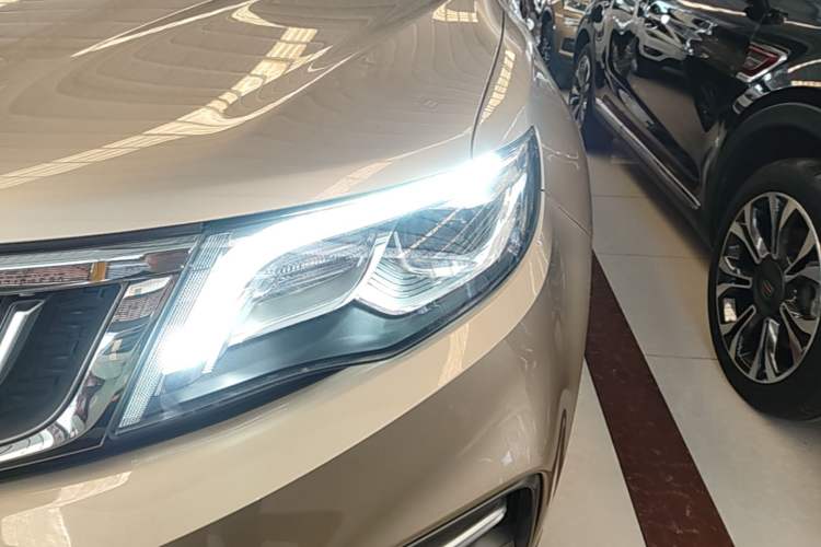 Used Geely Auto Emgrand X7 Sport 2018 1.8TD Automatic Two-Wheel Drive Smart Connect 4G Internet Edition Left Front Headlight