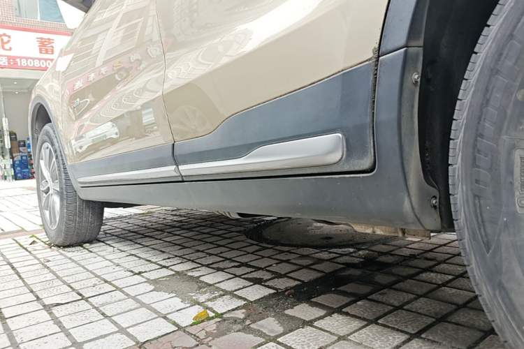 Used Geely Auto Emgrand X7 Sport 2018 1.8TD Automatic Two-Wheel Drive Smart 4G Connected Version Left Side Sill