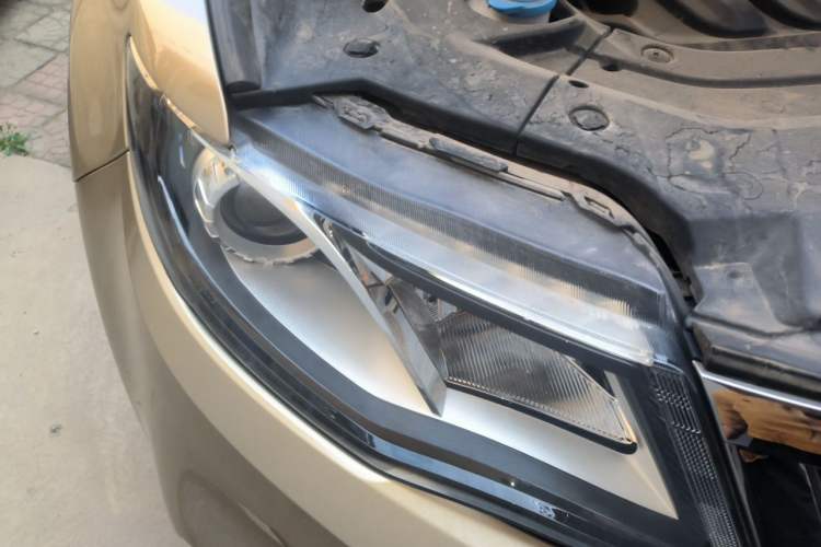 Used Geely Auto Emgrand X7 Sport 2018 1.8TD Automatic Two-Wheel Drive Zhiya Model Right Front Headlight