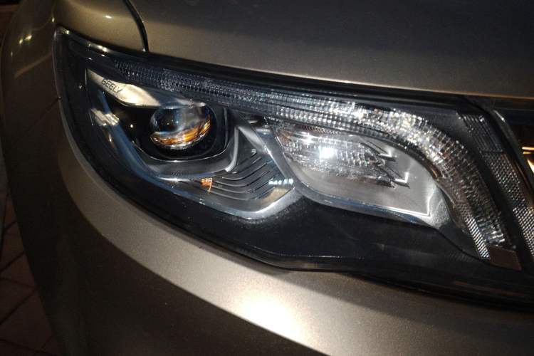 Used Geely Auto Emgrand X7 Sport 2018 1.8TD Automatic Two-Wheel Drive Smart Connect 4G Internet Edition Right Front Headlight