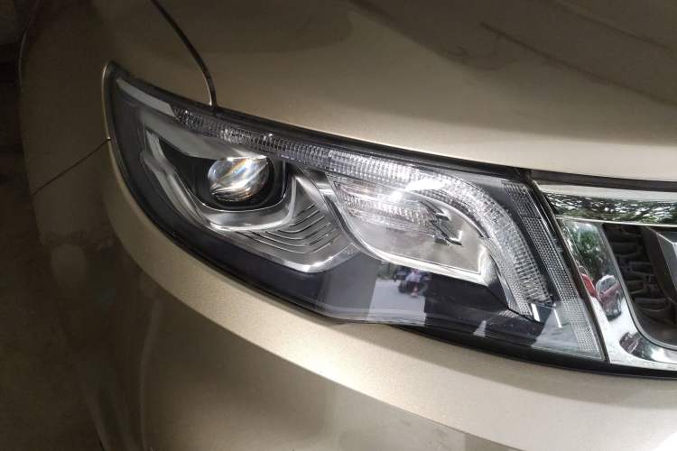 Used Geely Auto Emgrand X7 Sport 2018 1.8TD Automatic Two-Wheel Drive Smart 4G Connected Version Right Front Headlight