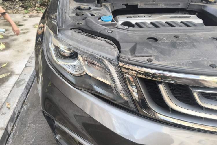 Used Geely Auto Emgrand X7 Sport 2018 Revised Version 1.8TD Automatic Two-Wheel Drive Smart Connectivity 4G-Enabled Edition Right Front Headlight