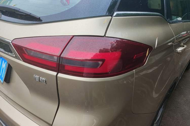 Used Geely Auto Emgrand X7 Sport 2018 1.8TD Automatic Two-Wheel Drive Smart Connect 4G Internet Edition Right Rear Taillight