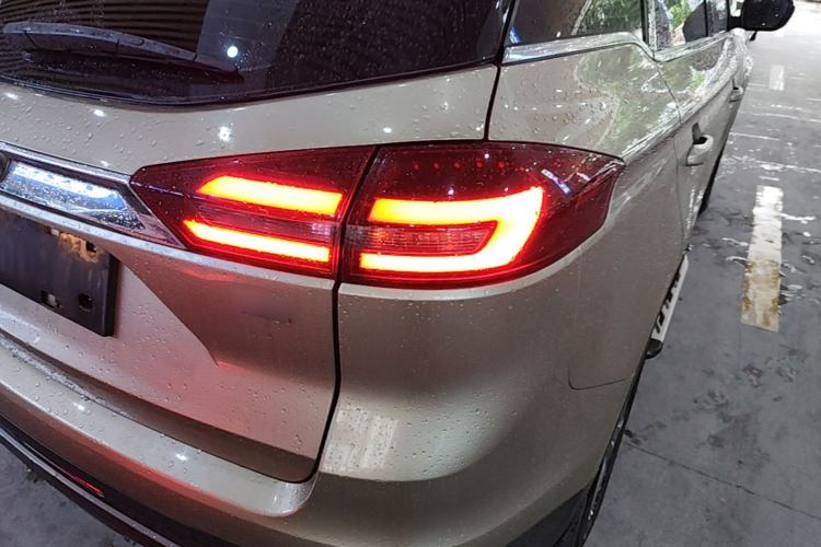 Used Geely Auto Emgrand X7 Sport 2018 1.8TD Automatic Two-Wheel Drive Smart Connect 4G Internet Edition Right Rear Taillight