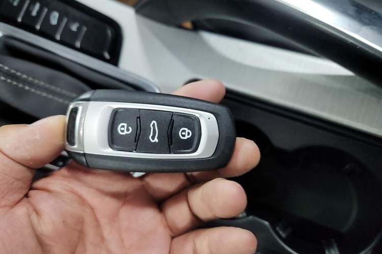 Used Geely Auto Emgrand X7 Sport 2018 1.8TD Automatic Two-Wheel Drive Smart Connect 4G Internet Edition Vehicle Key