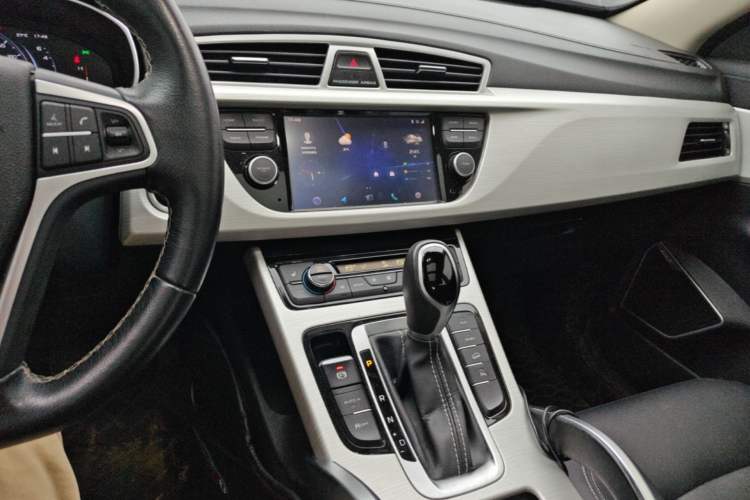 Used Geely Auto Emgrand X7 Sport 2018 1.8TD Automatic Two-Wheel Drive Smart Connect 4G Internet Edition Audio And AC Panel