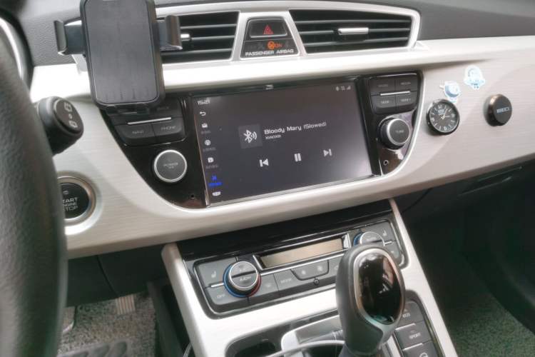 Used Geely Auto Emgrand X7 Sport 2018 1.8TD Automatic Two-Wheel Drive Smart Connect 4G Internet Edition Audio And AC Panel