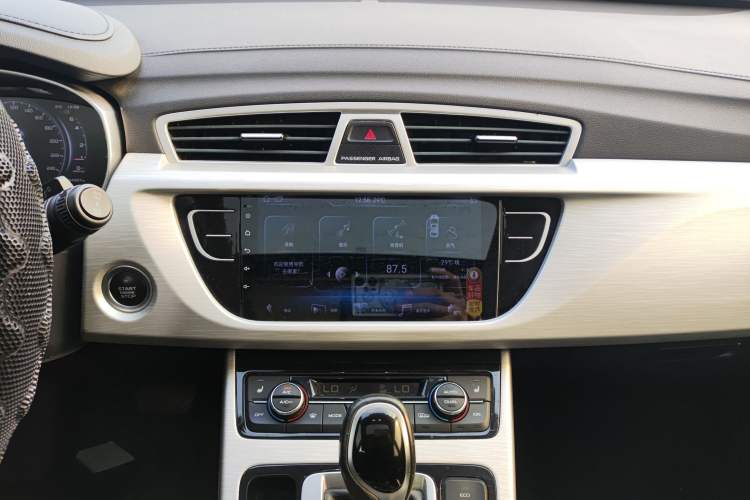 Used Geely Auto Emgrand X7 Sport 2018 1.8TD Automatic Two-Wheel Drive Smart Connect 4G Internet Edition Audio And AC Panel