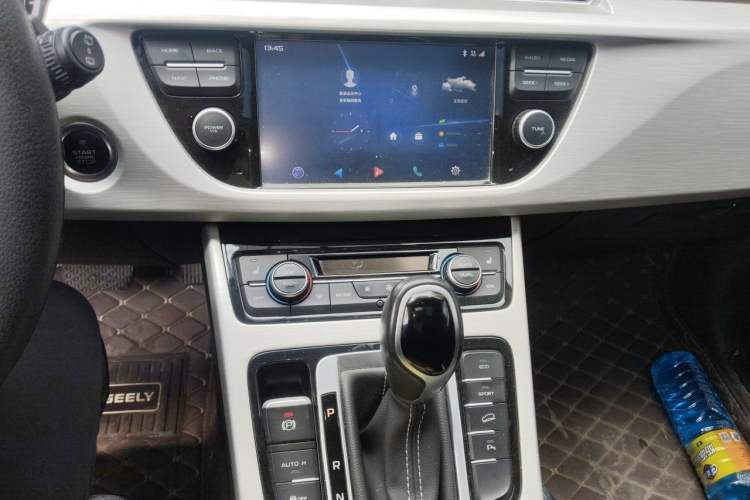 Used Geely Auto Emgrand X7 Sport 2018 1.8TD Automatic Two-Wheel Drive Smart Connect 4G Internet Edition Audio And AC Panel