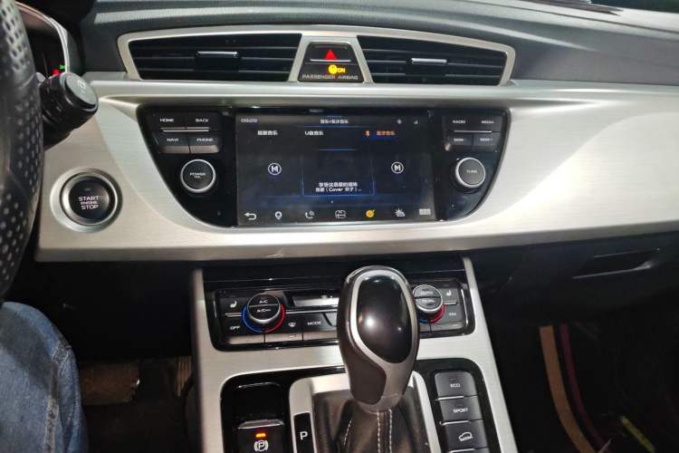 Used Geely Auto Emgrand X7 Sport 2018 Revised Version 1.8TD Automatic Two-Wheel Drive Smart 4G Connectivity Edition Audio And AC Panel