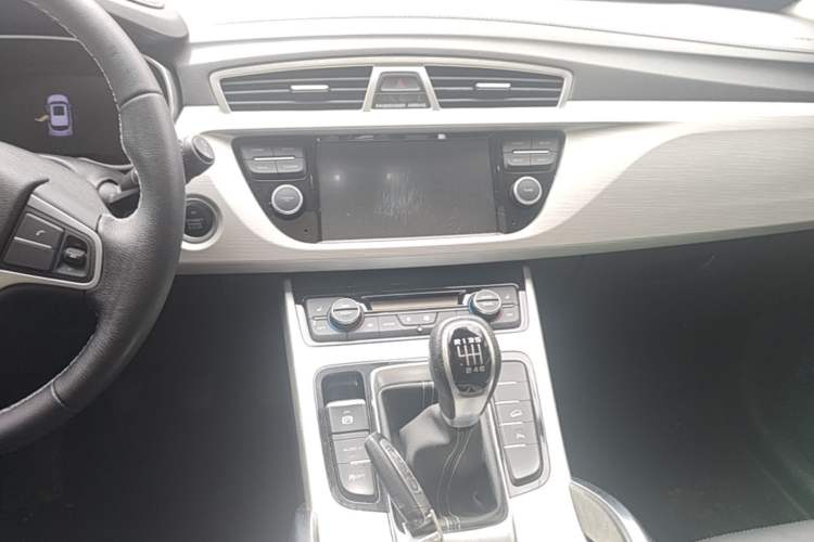 Used Geely Auto Emgrand X7 Sport 2018 1.8TD Manual Two-Wheel Drive Smart Connect 4G Internet Edition Audio And AC Panel
