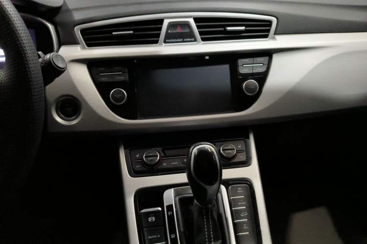 Used Geely Auto Emgrand X7 Sport 2018 1.8TD Automatic Two-Wheel Drive Smart Connect 4G Internet Edition Audio And AC Panel