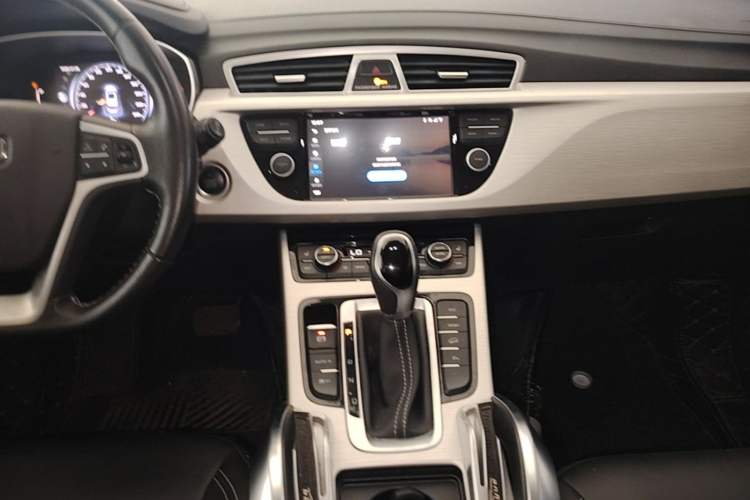 Used Geely Auto Emgrand X7 Sport 2018 1.8TD Automatic Two-Wheel Drive Smart Connect 4G Internet Edition Audio And AC Panel