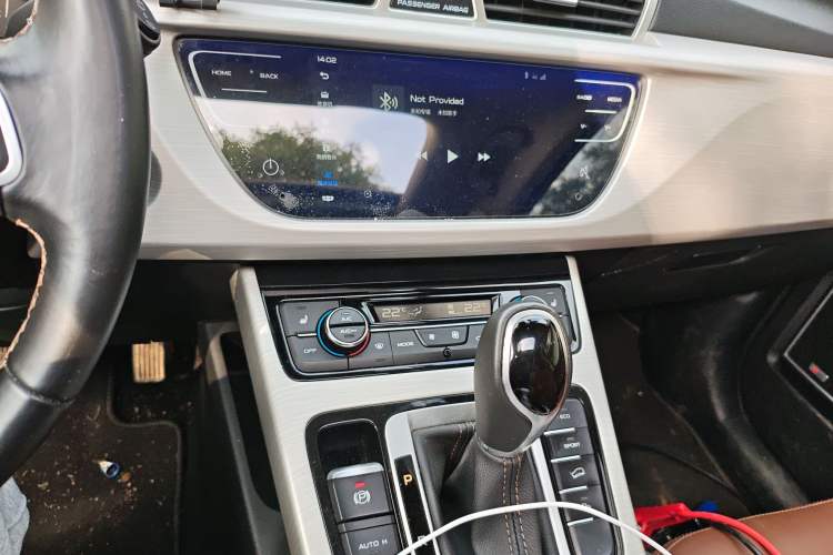 Used Geely Auto Emgrand X7 Sport 2018 1.8TD Automatic Two-Wheel Drive ZhiZun Model with 4G Connectivity Audio And AC Panel