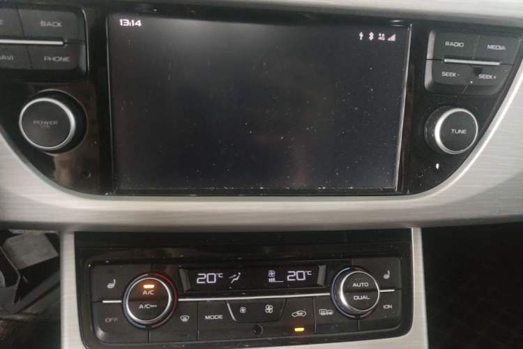 Used Geely Auto Emgrand X7 Sport 2018 1.8TD Automatic Two-Wheel Drive Smart Connect 4G Internet Edition Audio And AC Panel