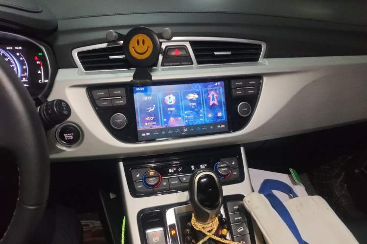 Used Geely Auto Emgrand X7 Sport 2018 1.8TD Automatic Two-Wheel Drive Smart Connect 4G Internet Edition Audio And AC Panel